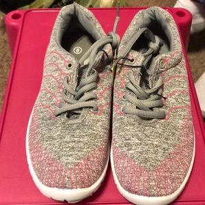 Women’s tennis shoes